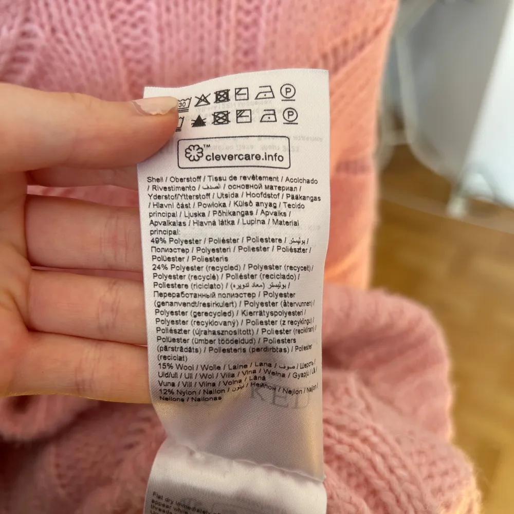 Säljer en söt rosa stickad tröja från Soaked. Tröjan har ett vågigt mönster och är långärmad med ribbade kanter vid hals och ärmslut. Perfekt för kyliga dagar!. Neuletakit & Villapaidat.