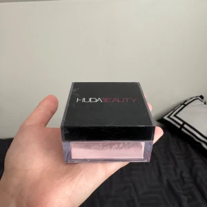 Cherry blossom Huda Beauty - Säljer ett rosa löspuder (cherry blossom)  från Huda Beauty. Lite mer än halvfull. Perfekt för att sätta sminket och ge en matt finish. Nypris 500kr