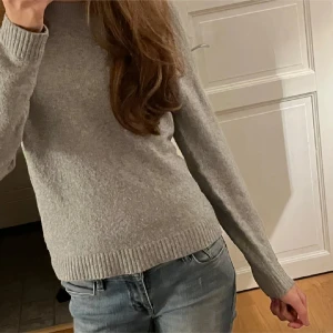 Stickad tröja  - Grå Stickad tröja från vero Moda storlek Xs använd 2-3 gånger! Ljusgrå 