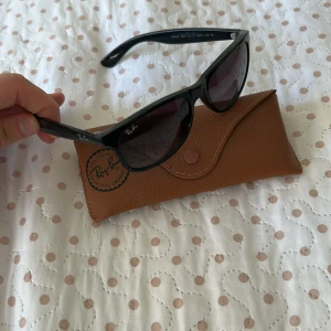 Svarta solglasögon från Ray-Ban - Klassiska rayban Andy perfekt skick. Skriv gärna om du har frågor 