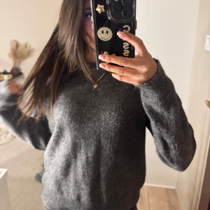 Grå stickad - En grå vanlig stickad tröja