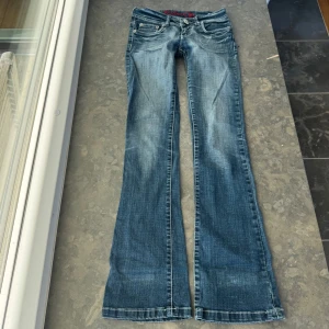 Lågmidjade jeans y2k - Så snygga jeans som tyvärr inte passar mig och har därför ingen bild på! Midjemått tvärsöver: 36cm  Midjehöjd: 19cm Inerbens längd: 80cm 💕