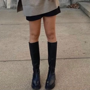 Bianco Svarta höga boots - Snygga svarta höga boots i skinn med en robust sula. Perfekta för att ge en stilren look till din outfit. Passar bra till både jeans och klänning.