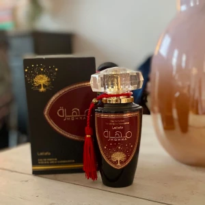 Mohra från Lattafa - Upptäck Mohra från Lattafa, en unisexparfym med en rik och komplex doftprofil. Toppnoter av lavendel, saffran, blodapelsin och bergamott ger en fräsch start. Mellannoter av svartpeppar, ros och cashmeran tillför kryddighet och djup. Basnoter av patchouli, ceder, sandelträ och labdanum ger en varm och träig avslutning. Endast testad