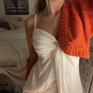 Vit topp - Jättefin vit topp med knyte fram💕💕💕 så snygg att ha på sommaren eller våren! Inga tydliga tecken på användning! Går att diskutera pris💕💕🙌Köpte den för 400 på Plick och har knappt använt den sen köp❤️Pris går att diskutera🫶