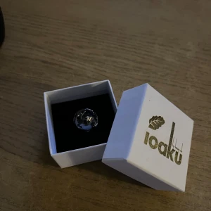Silverfärgad ring från Ioaku - Elegant silverfärgad ring från Ioaku, levereras i en stilren vit ask. Perfekt för att ge en touch av stil till din outfit. Enkelt och tidlöst designad för att passa alla tillfällen. Pris kan diskuteras.