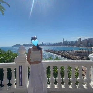 Vit sommartopp - Använd ett fåtal ggr, tyget är tjockt och ej genomskinligt samt stretchig och skön🤍