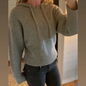 Grå stickad hoodie från Zara - Hej, säljer nu min grå stickade hoodie från Zara. Jag köpte den i en storlek för stor men den har varit skön annars. Passformen är bra i övrigt och det är skönt material på den. Den är knappt använd och är som i nyskick. Om ni har några funderingar eller frågor är det bara att skriva!🩶Köparen står för frakten🥰