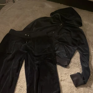Marin blå juicy couture set - Säljer mitt juicy counture set i marinblå. Båda delarna är i storlek S och silver detaljerna har gått av vid banden som ni kan se på bild 2 och 3💕