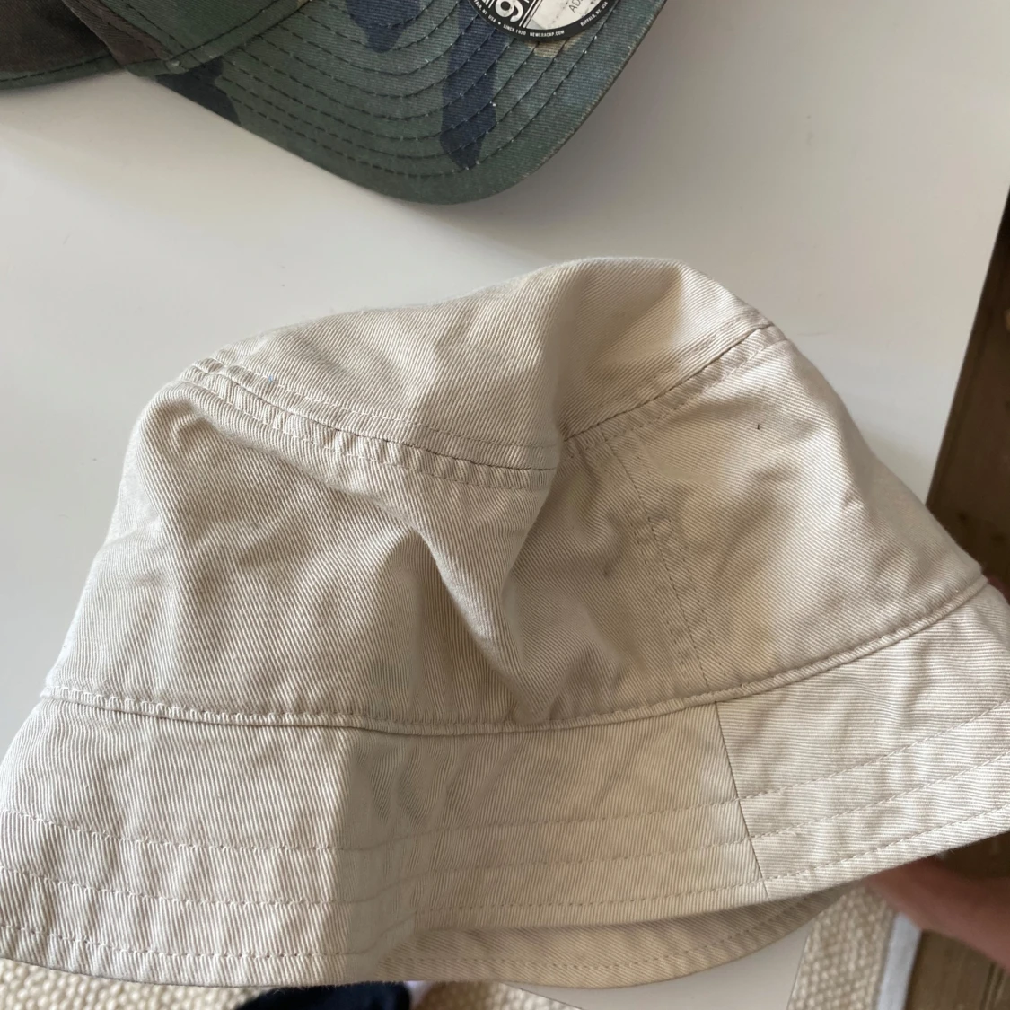 Beige bucket hat från Lyle & Scott - 1