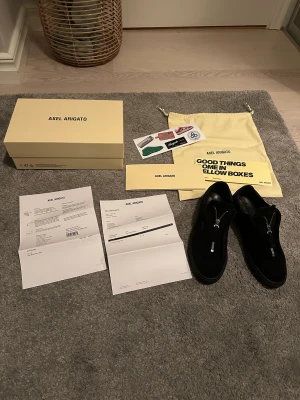 Axel Arigato zip - Säljer ett par sparsamt använda arigatos zip som ej säljs längre, köpta för 2500kr, Dom är i 7,5/10 skick och den har 2 skador men inget som syns  förutom att sulan har några märken från sko hornet jag använt. Kan göra 1500 snabbt köp först t kvarn