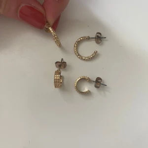 Guldiga mini hoops  - Säljer två par små guldiga hoops från hm, båda för 40kr
