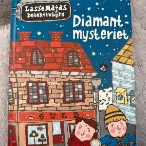 Diamantmysteriet, LasseMajas detektivbyrå  - Följ med Lasse och Maja i deras detektivbyrå när de löser ett spännande mysterium om stulna diamanter i Valleby! En lättläst och rolig deckare med många bilder, perfekt för unga som gillar kluriga fall och äventyr.