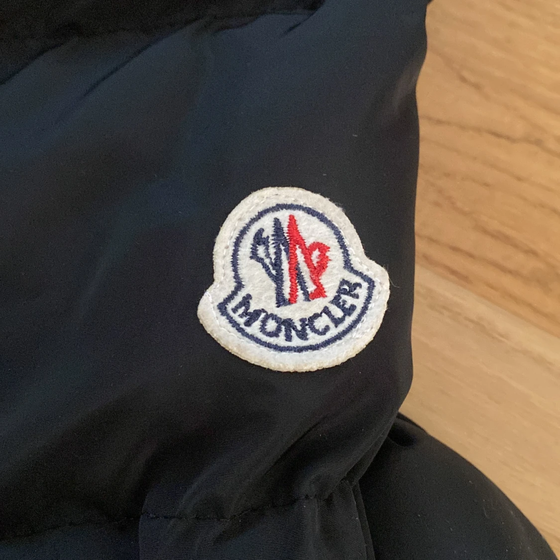 Svart Moncler pufferjacka med huva - 1