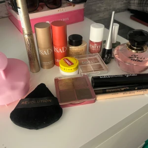 Smink bundle skönhet  - Smink och skönhets bundle, säljer då jag har ett överflöd av produkter och använder inte dessa ,de mesta är använt fåtal gånger och endel aldrig använt. Allt ingår och säljs för 20kr 