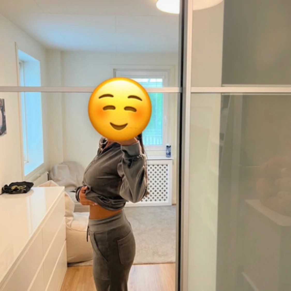 Grå velour hoodie med dragkedja och byxor - 1