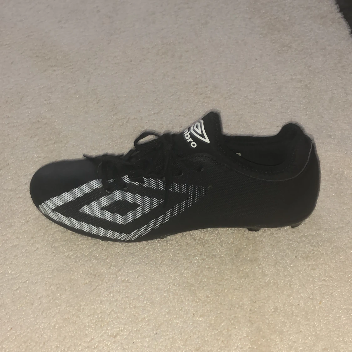 Svarta Umbro fotbollsskor med snörning - 1