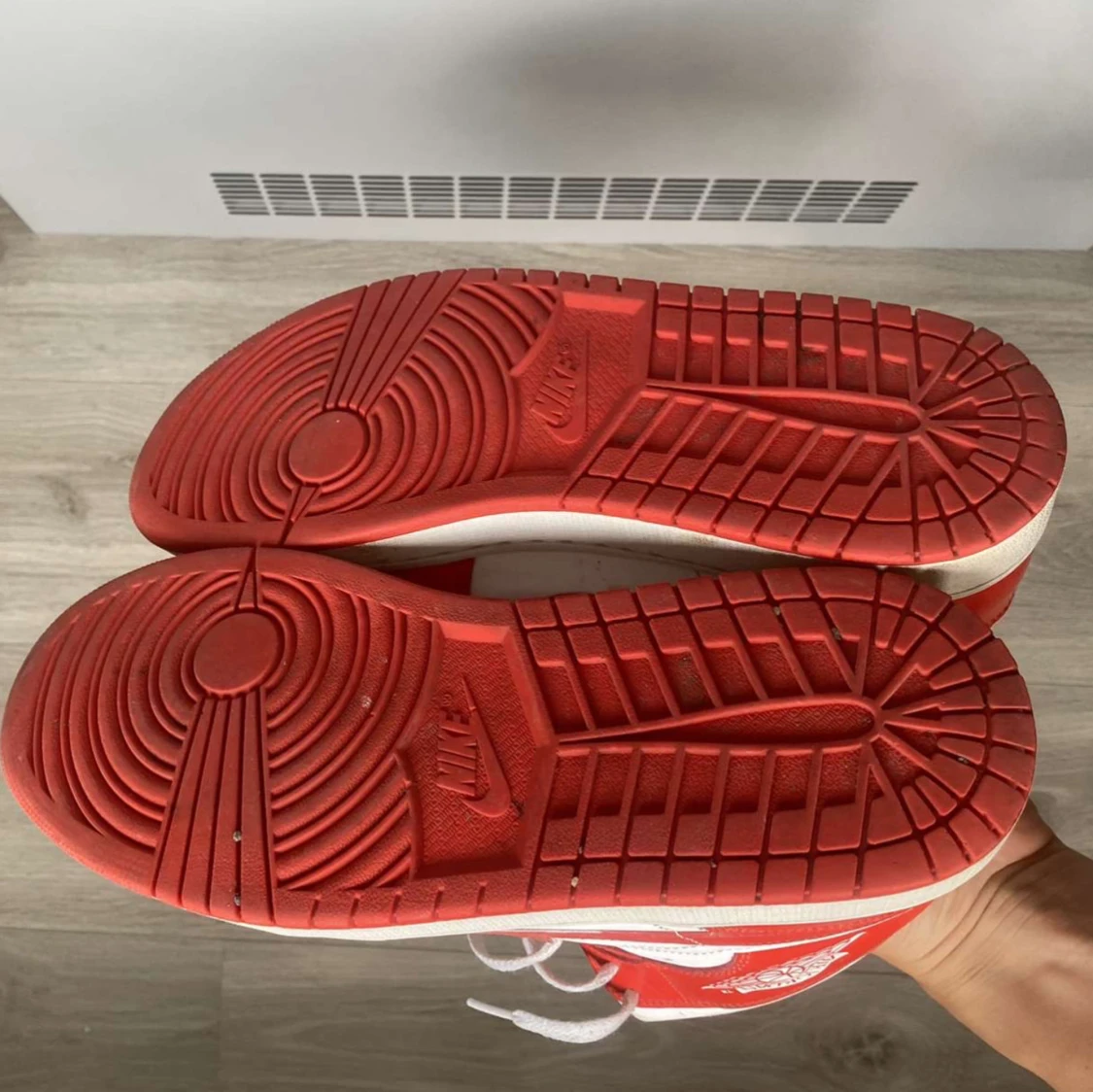 Nike Air Jordan 1 Mid röd/vit strl 44 - 1