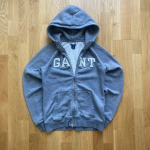 Grå hoodie GANT - GANT Huvtröja (S) Mjuk, skön och i fint skick! ✅ Storlek: Small ✅ Pris: 229 SEK 📦 Snabb leverans inom Sverige!  #GANT #Huvtröja #Herrkläder #VintedSverige 