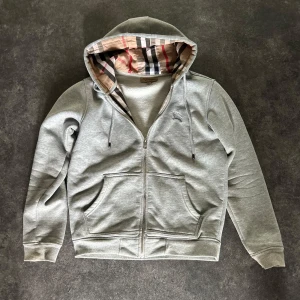 Burberry zip - Snygg grå hoodie från Burberry | bra skick knappt använd | kan gå ner i pris vid snabbaffär eller byta nåt nått!