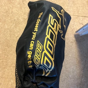 Scoot boots häst - Helt nya, aldrig använda Scoot boots. Lappen finns kvar och man ser den på sista bilden. Där ser man också storleken. Dom är bara testade men var tyvärr för stora och väntade för länge för att kunna lämna tillbaka😅