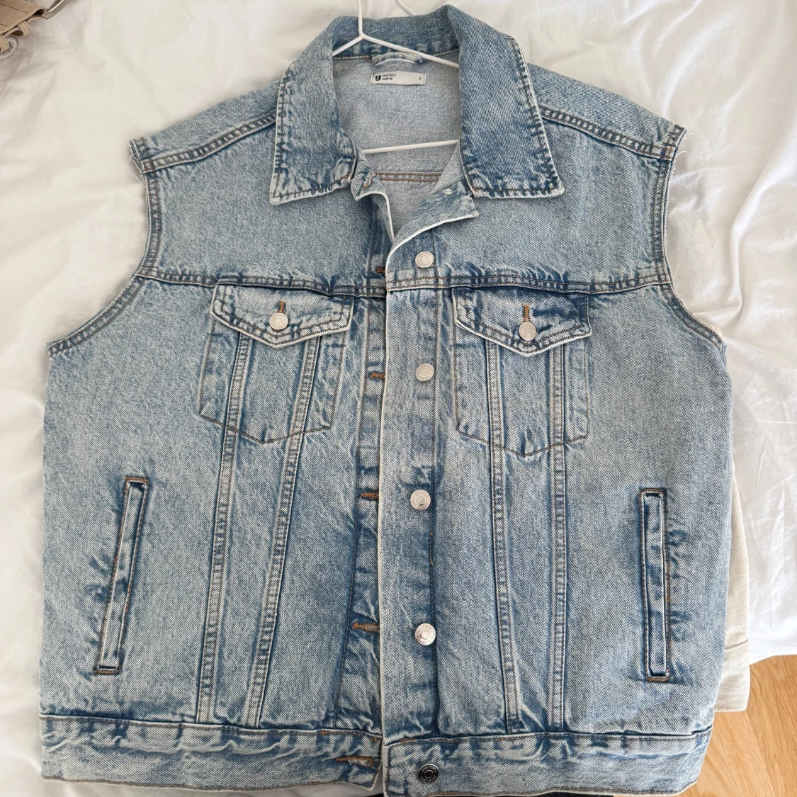 Ljusblå jeansväst med knappar