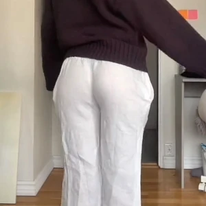 Vita linnebyxor med snörning - Säljer ett par fräscha vita linnebyxor med dragsko i midjan (handgjorda!). Byxorna har en avslappnad passform och raka ben, perfekta nu på sommaren. Lätta och luftiga, passar grymt till varma dagar eller när du vill ha det bekvämt.