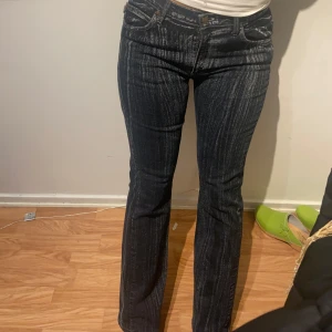 Mörkblå bootcut jeans från Pepe Jeans - Säljer ett par mörkblå bootcut jeans från Pepe Jeans med coolt blekt mönster och klassiska fickor bak. Jeansen har normal passform och är tillverkade i jeansmaterial med snygga kontrastsömmar. 😊