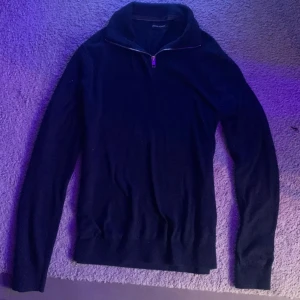 Svart half zip tröja Jack & Jones - Og pris: 600kr Säljer för: 229kr (aldrig använd så det är ett extremt bra pris) Mörkblå eller svart långärmad tröja från Jack & Jones med half zip-dragkedja vid kragen. Tröjan är ribbad vid ärmslut och nederkant, har en clean look och passar perfekt till jeans eller chinos.
