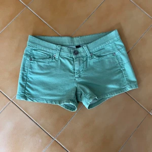 Mintgröna shorts med fickor - Snygga mintgröna shorts med klassisk femficksdesign och bälteshällor. Perfekta nu till sommaren när man är lite brun! Säljer då dom tyvärr är för små🙏🙏 priset kan diskuteras!! 💗💗