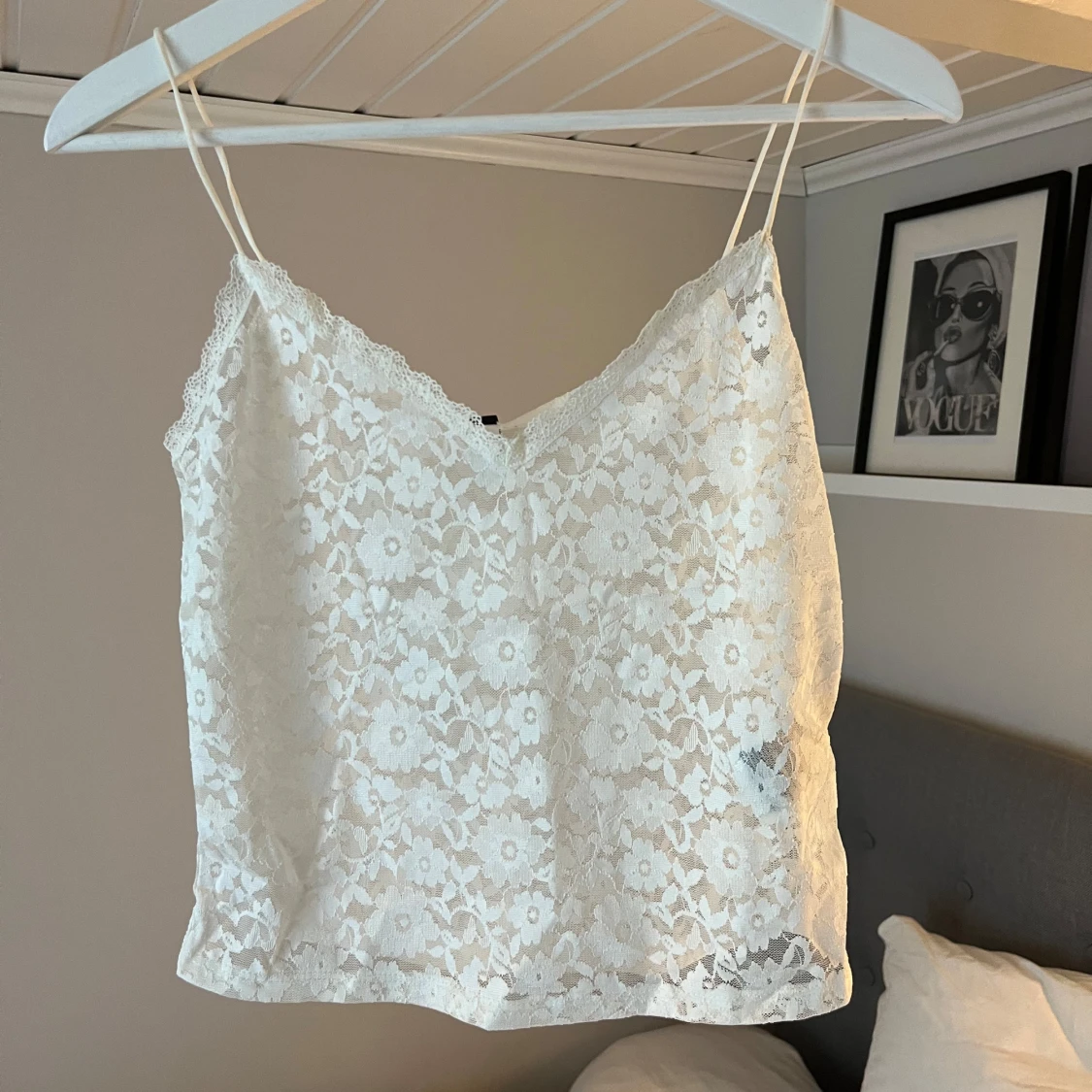 Vit spetslinne med blommönster H&M