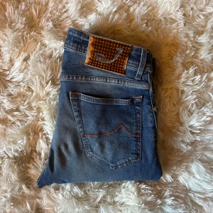 Jacob Cohën Jeans - Jacob Cohën Jeans i storlek W30.   Jeansen är i väldigt bra skick och passar någon som är runt 170. Tveka inte på att skriva vid frågor, funderingar eller mått 🤝