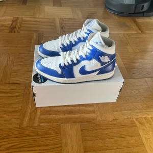 Nike Air Jordan 1 Mid Kentucky Blue - Nypris: 2699kr (på soleplus hemsida, typ ända svenska hemsidan som säljer dessa).  Air Jordan 1 Mid Kentucky Blue. Perfekt för dig som söker efter ett par skor till vardagen eller speciella tillfällen, men också för dig som söker efter ett nytt par till sin sneakersamling. I princip oanvända (använda en gång). Storlek 41.