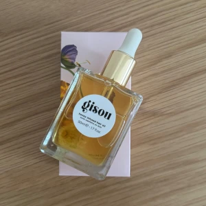 Gisou hair oil - Gisous superpopulära hårolja. Helt oanvänd säljer då jag har två.💌50 ml