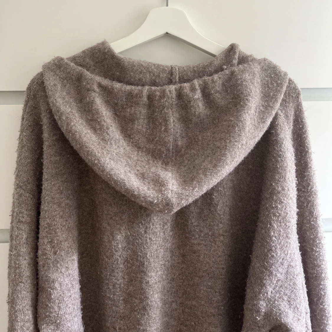 Brun stickad hoodie från Lindex - 1