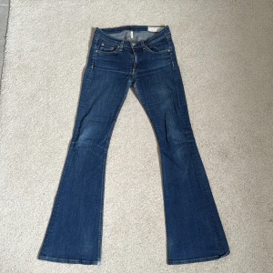 Lågmidjade jeans - As snygga lågmidjade jeans som tyvärr är för stora för mig😢😢 midjemått 39 rakt över, innerbenslängd 84, hon på bilden är 178❤️