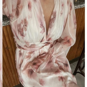 Blommig klänning - Superfin klänning från nakd! Perfekt till sommaren💗Oanvänd med lappen kvar