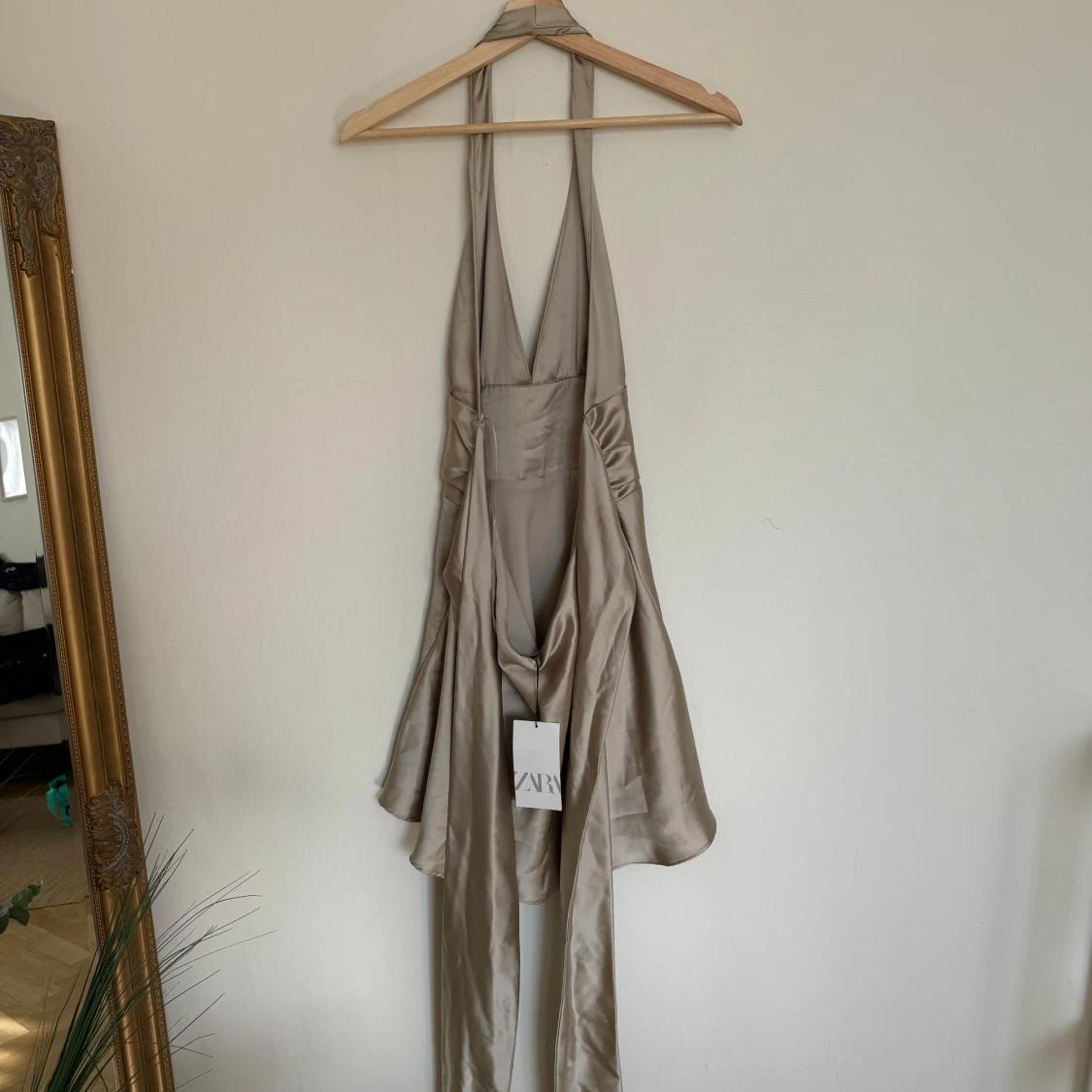 Beige satin kortklänning från Zara - 1