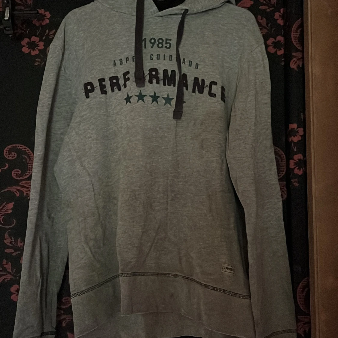 Grå hoodie från Produkt med tryck