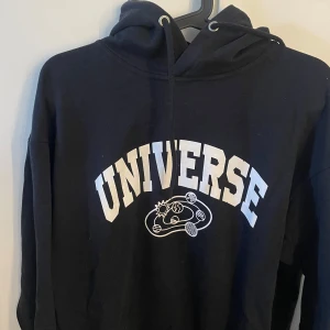 Svart hoddie - Svart hoddie med vitt tryck. Från lager 157 i strl S. Knappt använd så i bra skick!