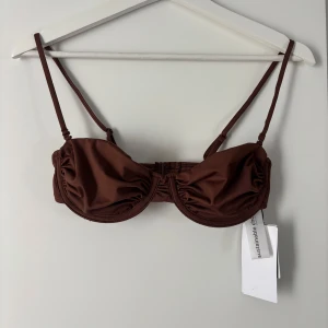 Brun bikiniöverdel Nakd  - Brun bikiniöverdel från Nakd i storlek  70C, säljer då den va för liten för mig 
