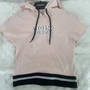 Ljusrosa T-shirt med luva  - Supersöt T-shirt med luva. Säljer eftersom den är för liten. 💕