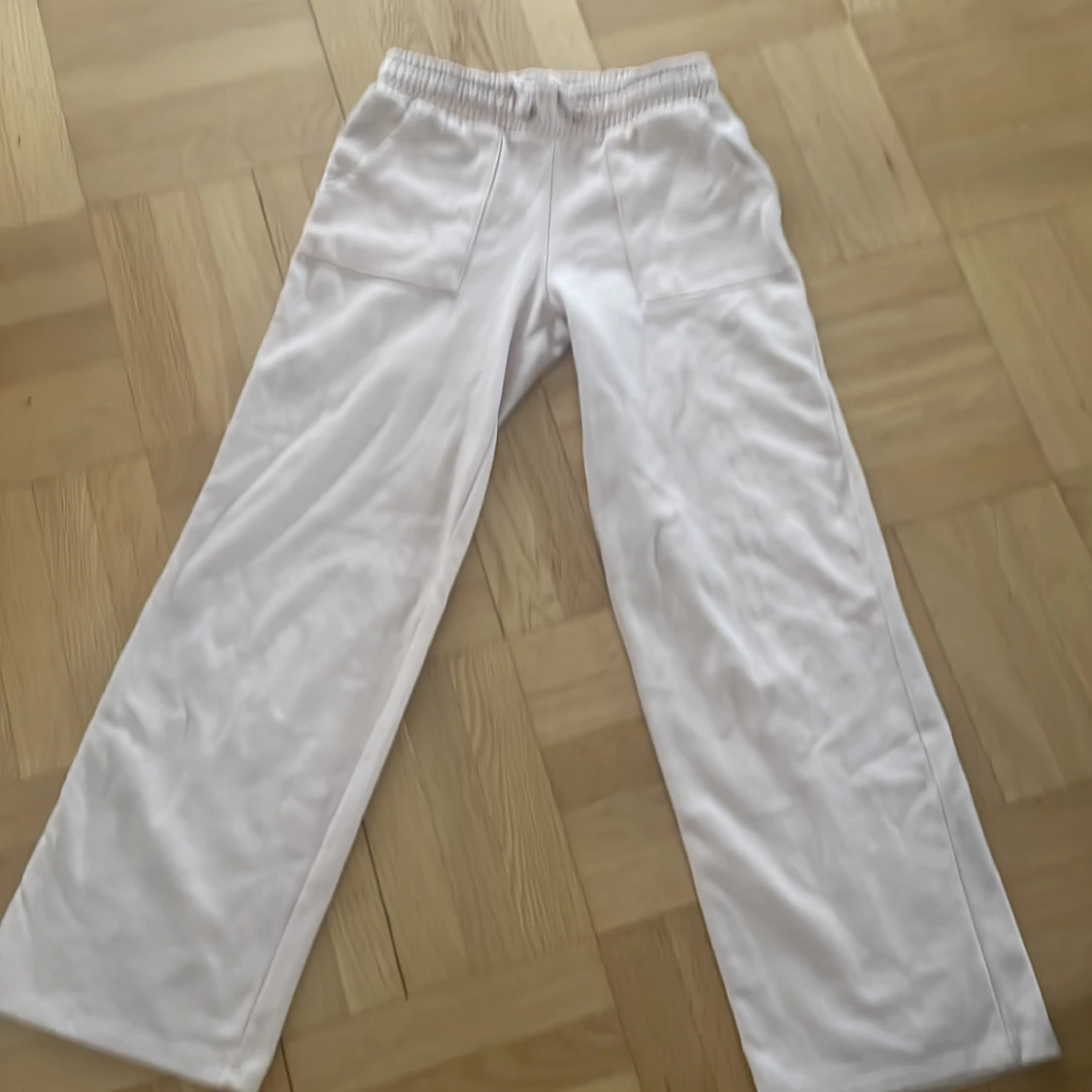 Vita mjukisbyxor från 157, stl 160