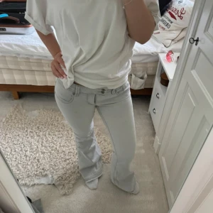 Gråa lågmidjade jeans  - Säljer mina gråa lågmidjade jeans uppsprätta längst ner 🩷 ytterbenslängd 99cm midjemått 39, passar på mig som är 170 lång 