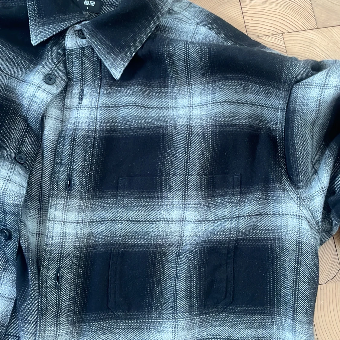 Rutig overshirt från Uniqlo i svart/grå - 3