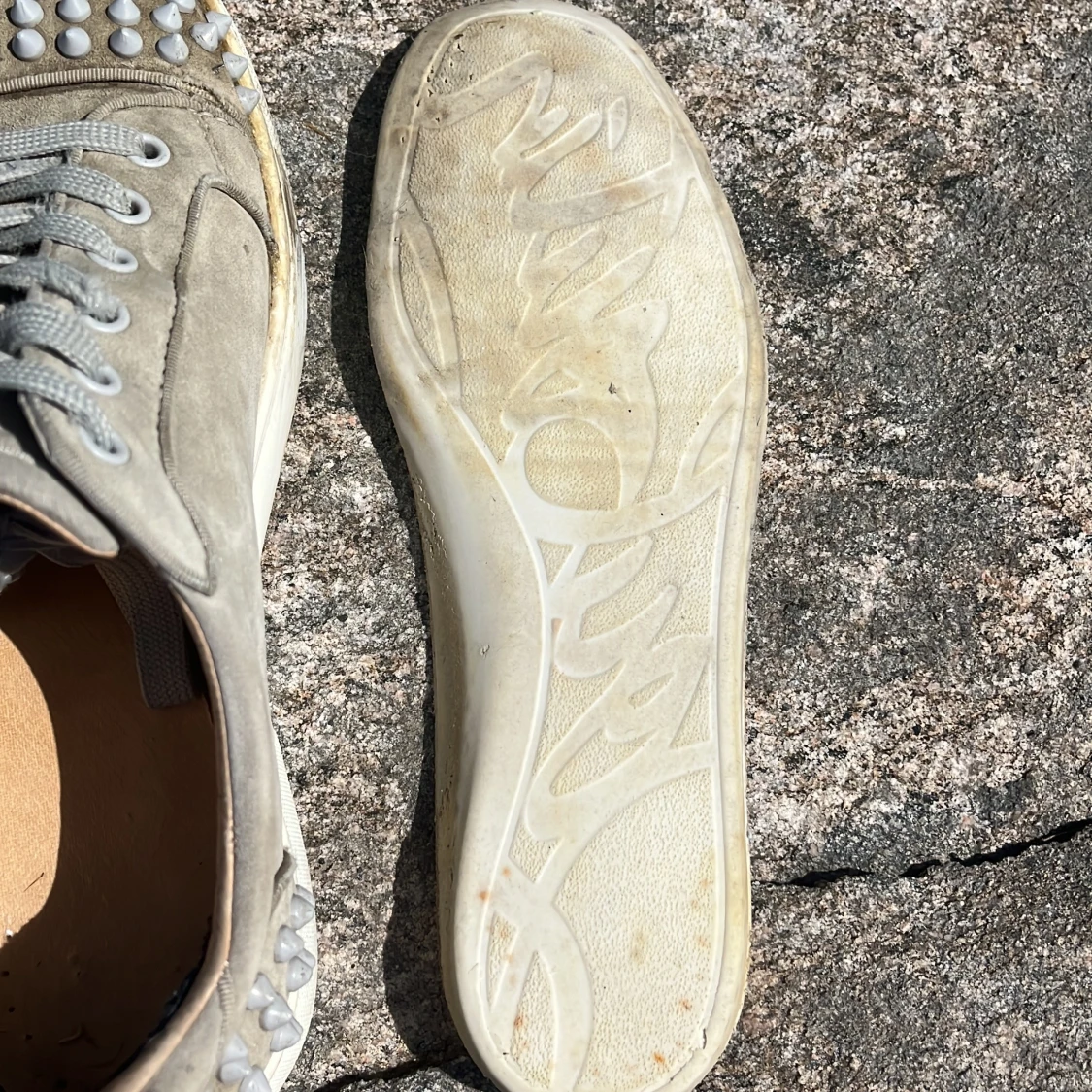 Beiga Christian Louboutin sneakers med nitar - 2