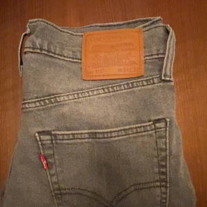 Levis 511 Jeans  - Säljer mina näst intill oanvända Levis 511 i strl W31L32. Skick 10/10. Nypris på dessa är runt 1200 kr. Slimfit i passformen. Om du har några funderingar är det bara att skriva! 