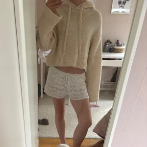 Jättesöt stickad hoodie!  - Jättefin beige stickad hoodie från Zara, i storlek xs i jättebra skick. Säljer pågrund av att den inte riktigt passade mig. Skriv för frågor eller bilder! 