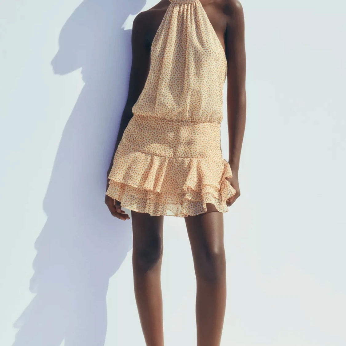 Ljusblommig kort halterneckklänning