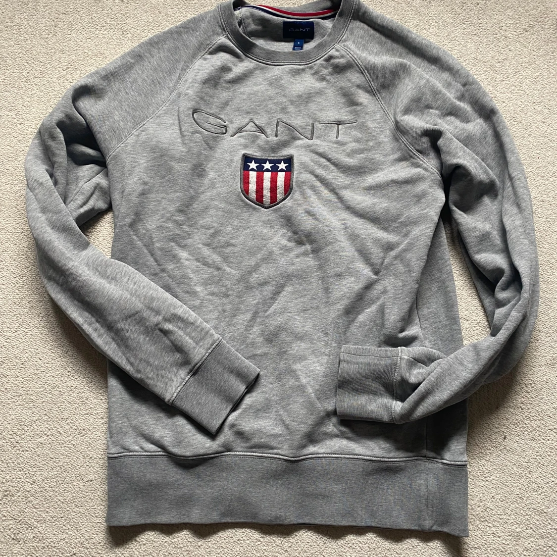 Grå sweatshirt från GANT med brodyr